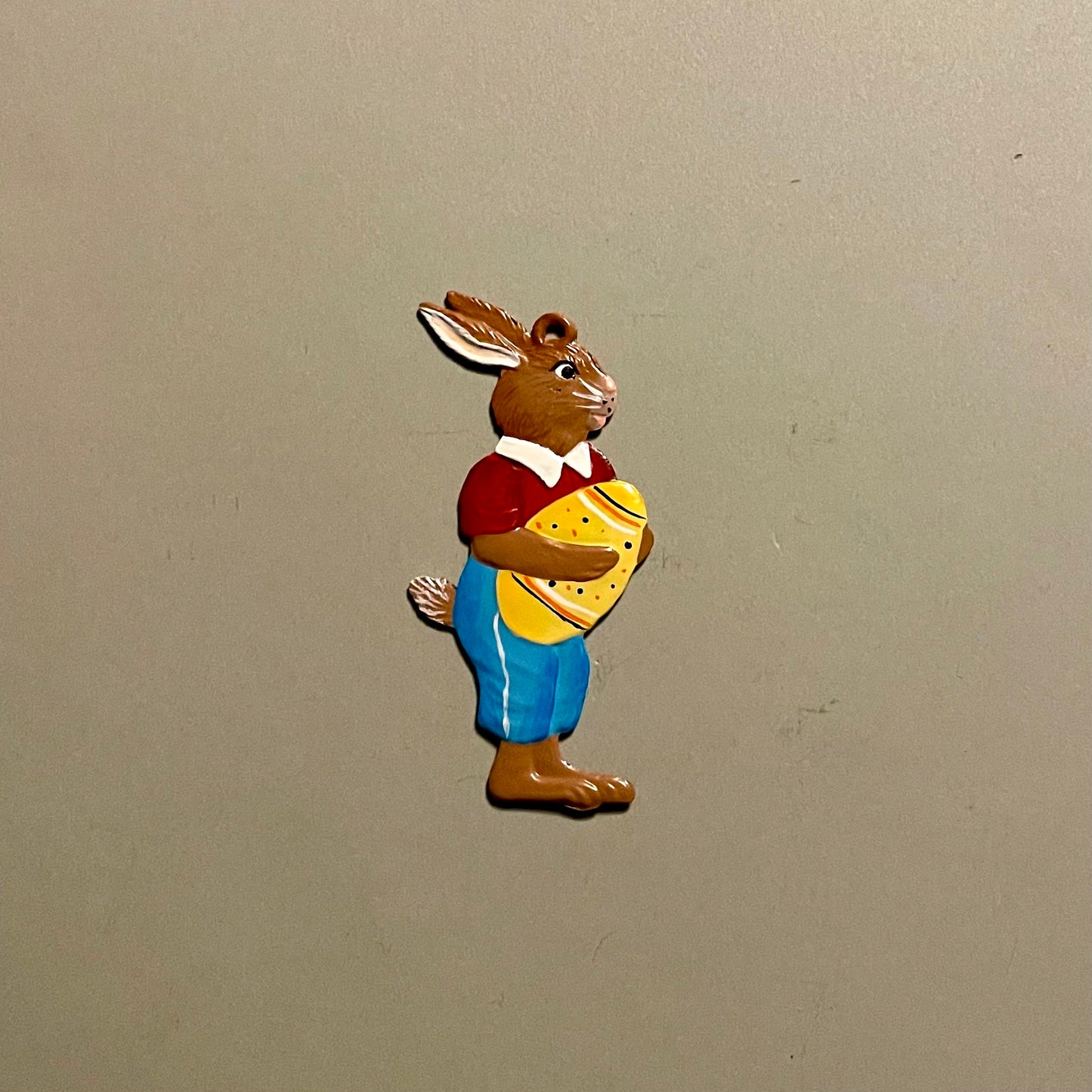 Håndlavet og håndmalet tin ophæng af fin påskehare