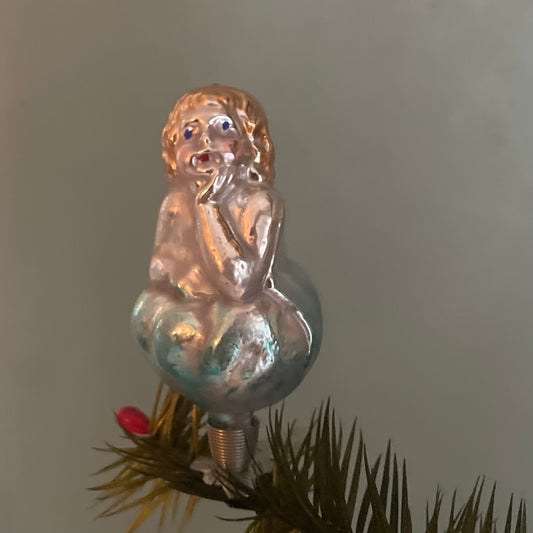 Smuk jule ornament formet som en  engel som er håndlavet og håndmalet og sidder på en klips