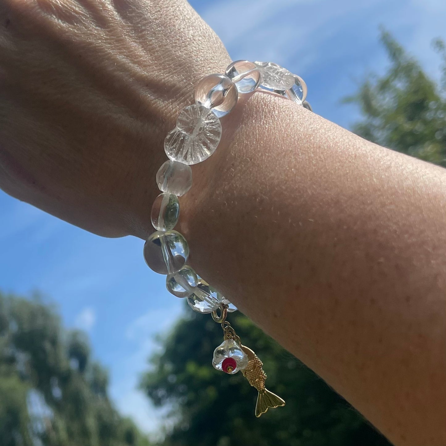Smukt håndlavet armbånd i nøje udvalgte vintage og glasperler alle gennemsigtige og med et fint aftageligt vedhæng 