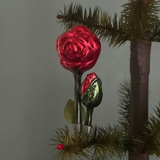Glasstilk med rose og rosenknop på klips