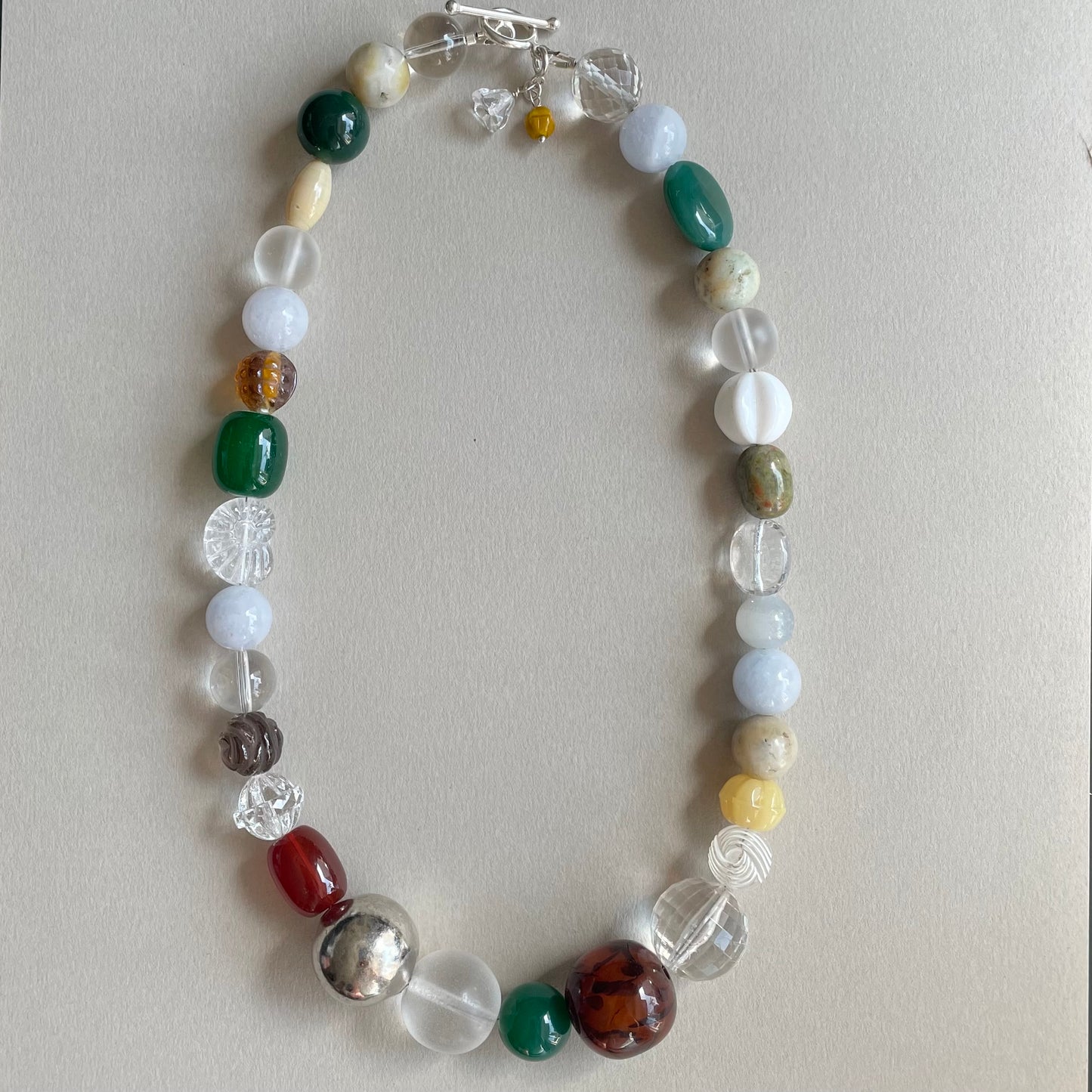 Glasperlehalskæde_i_et_mix_af_glas_og_vintagePerler_i _skønne_farver