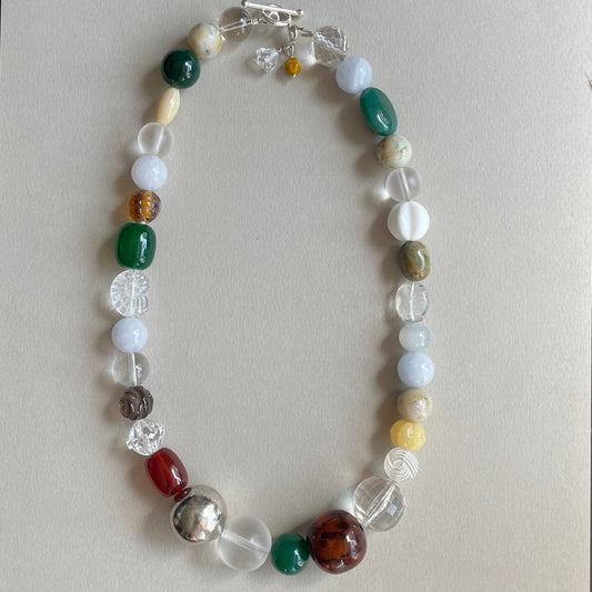 Glasperlehalskæde_i_et_mix_af_glas_og_vintagePerler_i _skønne_farver