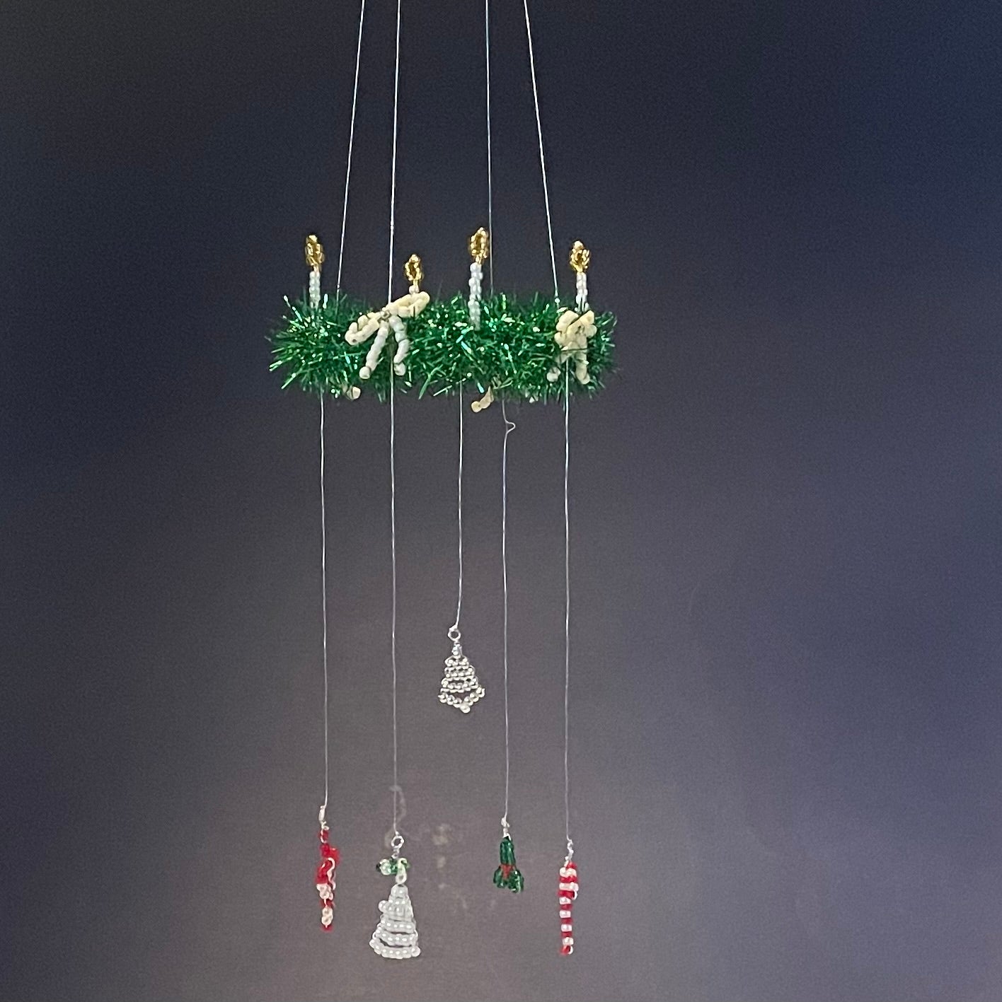 Lille håndlavet adventskrans med  smukke perle vedhæng 