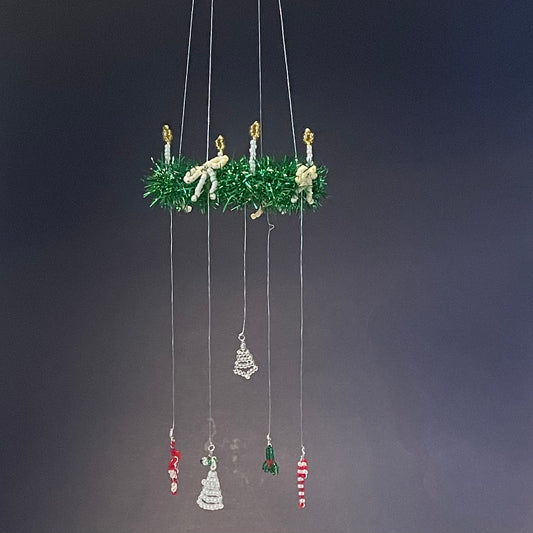 Lille håndlavet adventskrans med  smukke perle vedhæng 