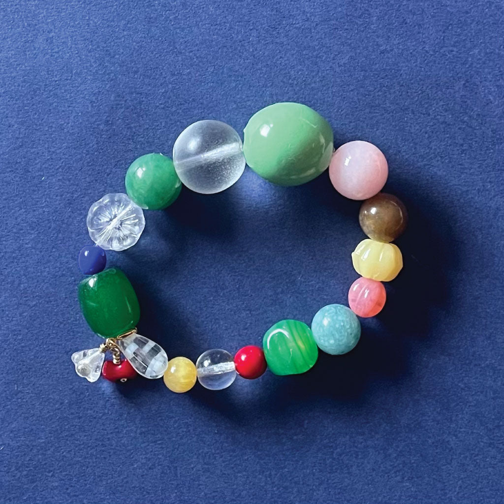 smukt armbånd lavet i glas og vintage perler