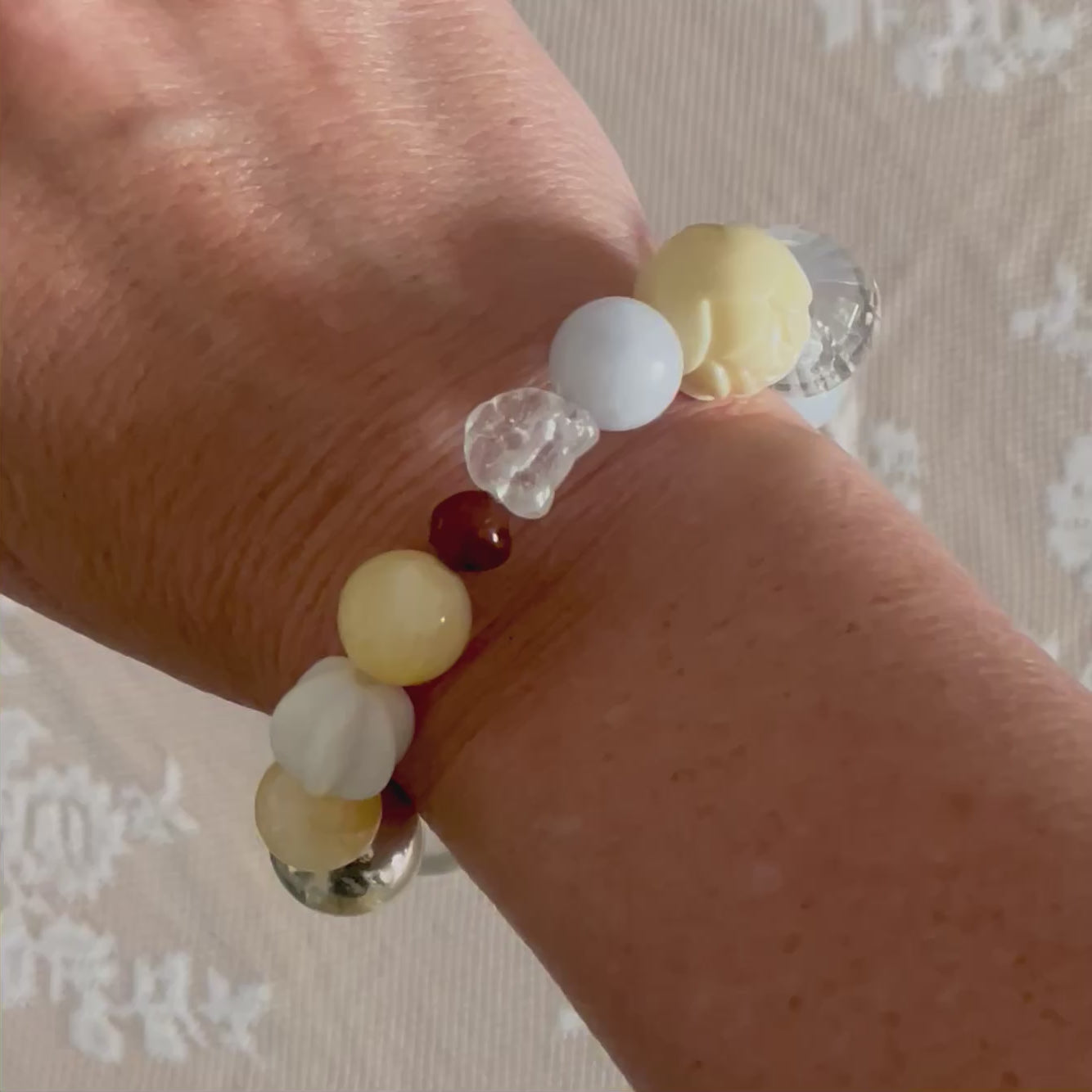 håndlavet armbånd lavet i nøje udvalgte glas og vintageperler, i et mix af smukke rolige farver med aftageligt vedhæng 
