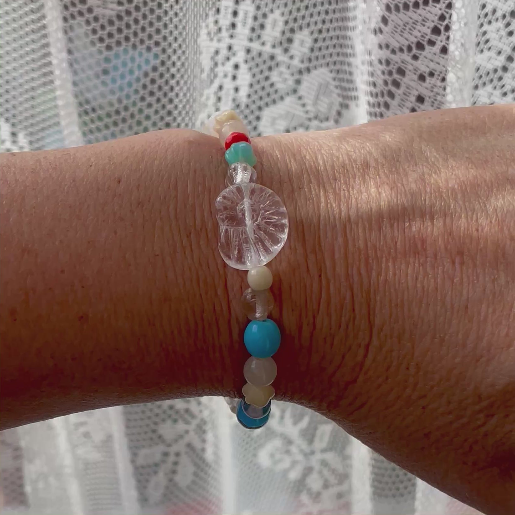 Håndlavet armbånd lavet med nøje udvalgte perler i smukke farver med et aftageligt vedhæng i sølv og perler 