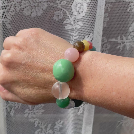 Håndlavet armbånd i multifarvet, lavet i nøje udvalgte glas og vintage perler med aftageligt vedhæng 
