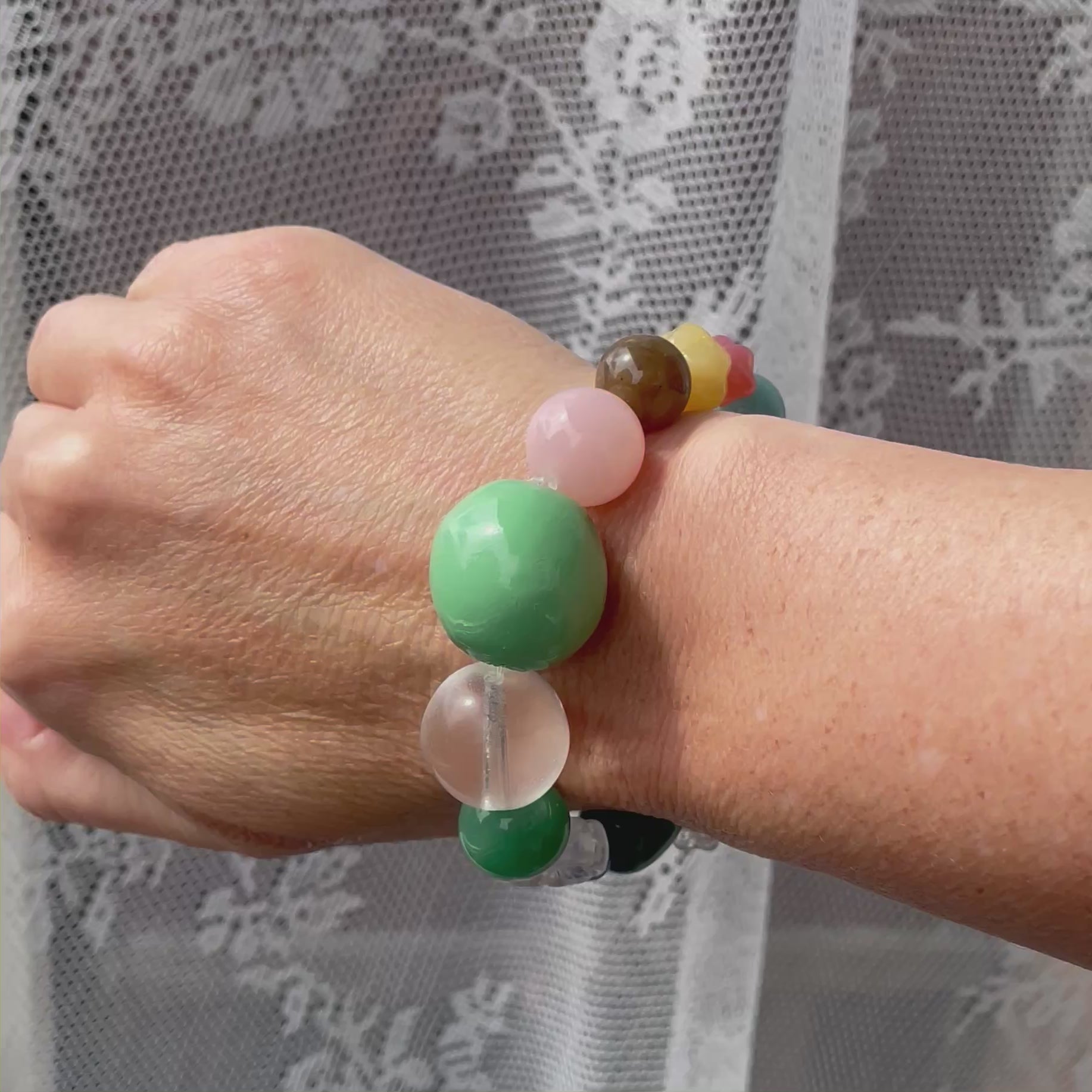 Håndlavet armbånd i multifarvet, lavet i nøje udvalgte glas og vintage perler med aftageligt vedhæng 