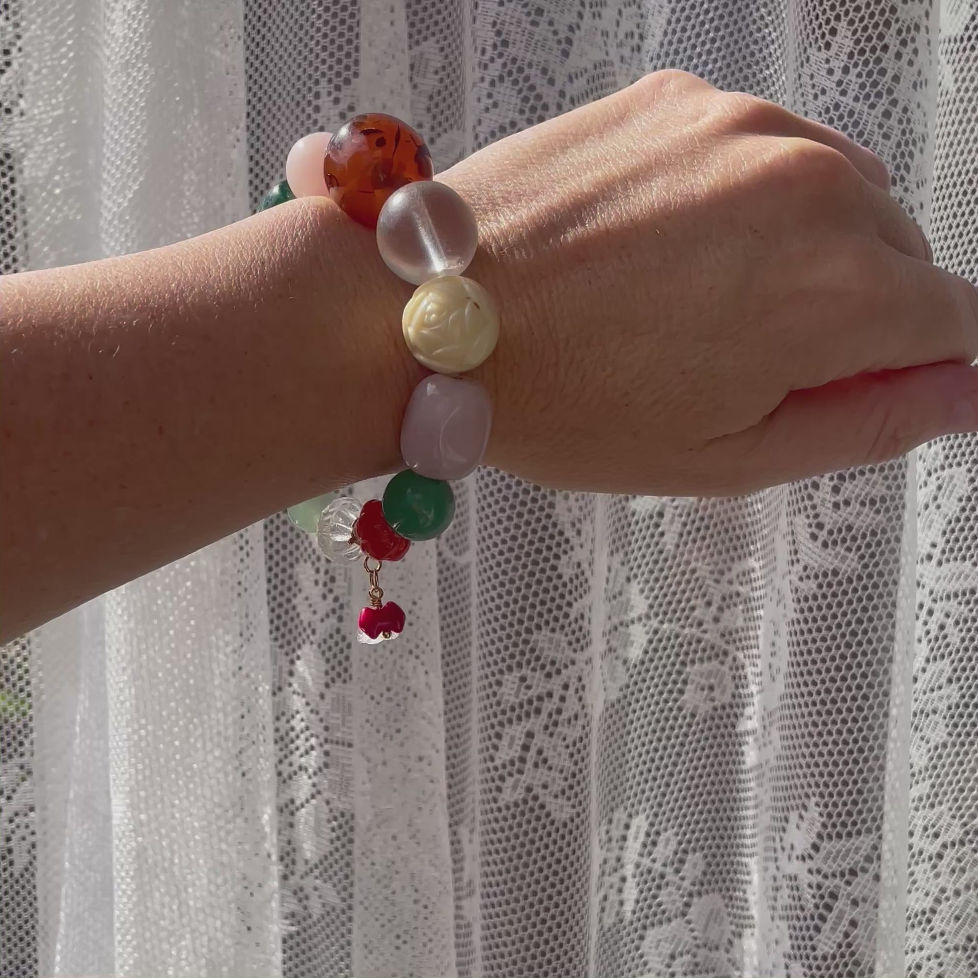 Smukt armbånd i et mix af farver lavet af nøje udvalgte glas og vintageperler med aftageligt vedhæng 